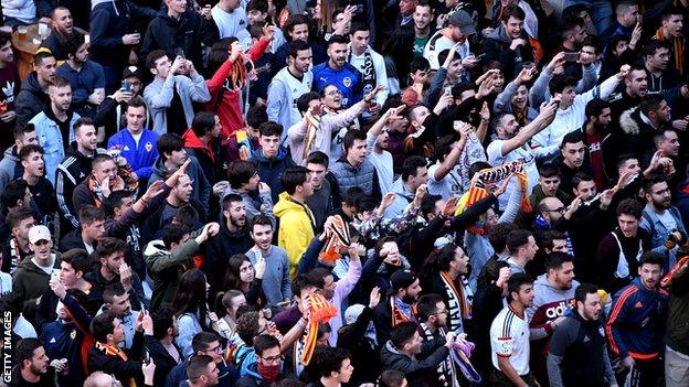 fans outside the Mestalla