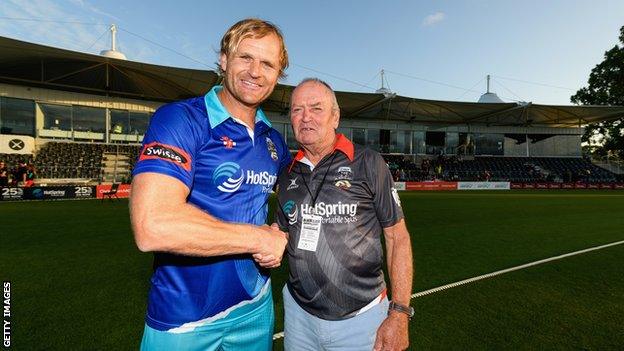 Scott Robertson and Sir Graham Henry shake hands