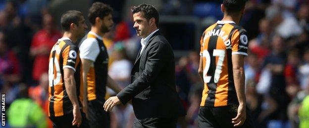 Manager Marco Silva and dejected Hull City players at the end of the game at Selhurst Park