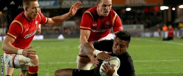 Julian Savea scores the for All Blacks against Wales