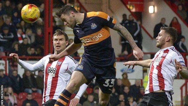 Daryl Murphy scores for Newcastle at Brentford