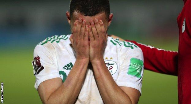 Ismael Bennacer reacts to Algeria's defeat by Cameroon