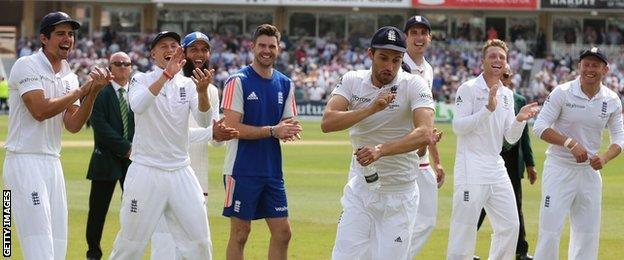 Mark Wood & England players