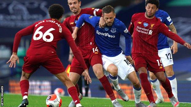 Jordan Henderson challenges Gylfi Sigurdsson