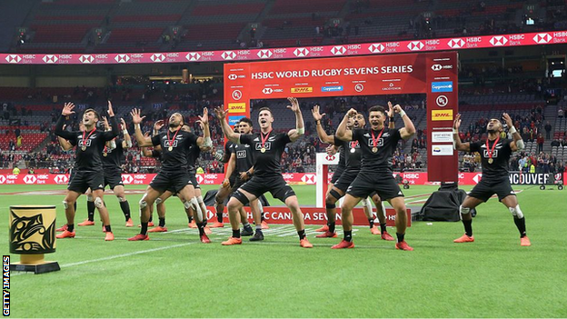 New Zealand men celebrate victory in Sydney with a haka