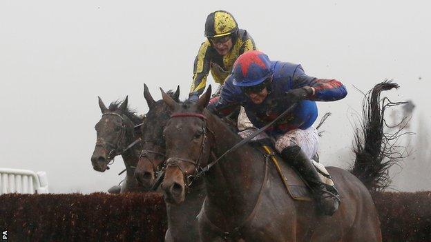 Splash of Ginge leads on the way to victory at Cheltenham