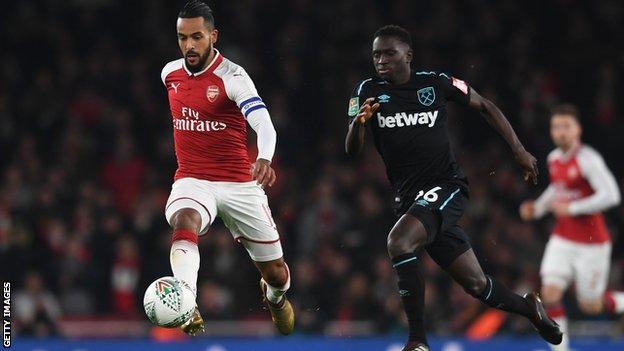 Domingos Quina chases Theo Walcott