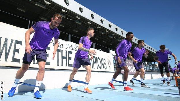 Harry Kane trains with his Tottenham team-mates