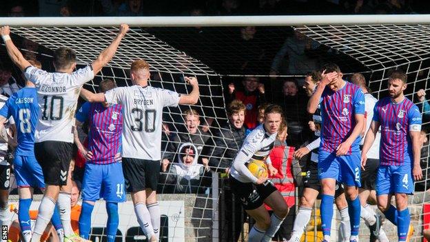 Ayr's Markus Fjortoft (centre) celebrates making it 2-2