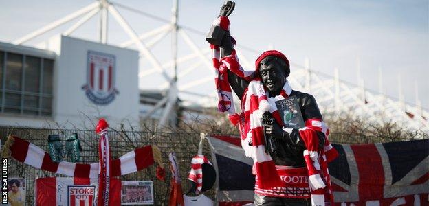 Statue of Gordon Banks at the Bet365 Stadium