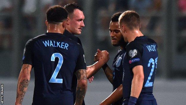 Ryan Bertrand celebrates with Phil Jones, Kyle Walker and Jamie Vardy