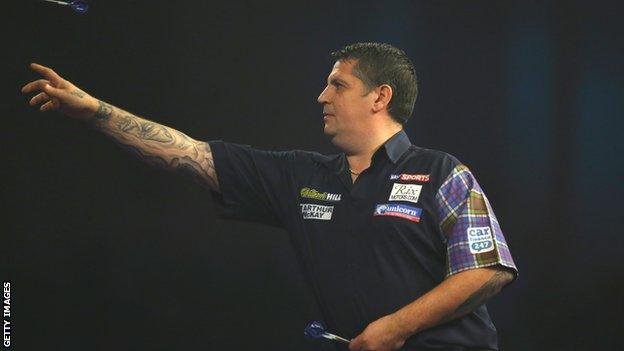 Gary Anderson won in straight sets against Andy Boulton