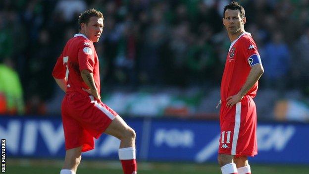 Craig Bellamy (L) and Ryan Giggs are both former Wales captains