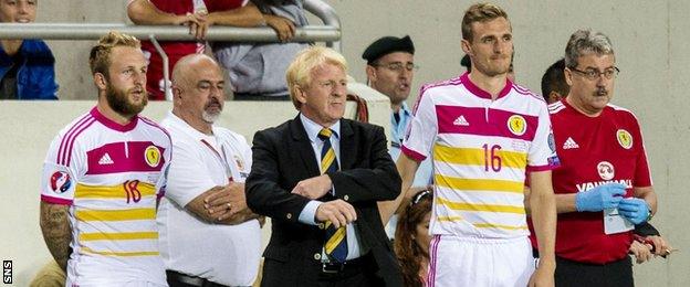 Gordon Strachan, flanked by Johnny Russell and Darren Fletcher