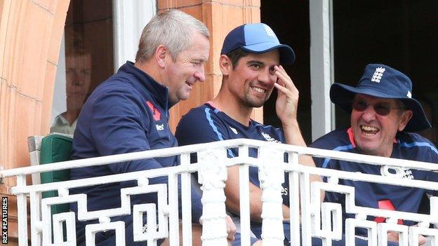 Paul Farbrace chats with Alastair Cook and former England head coach Trevor Bayliss on the team's dressing room balcony