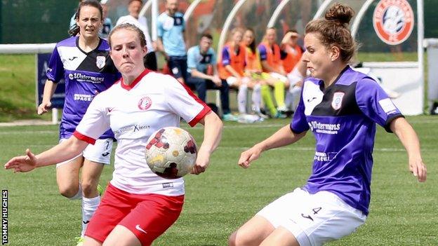 Glasgow City's Hayley Lauder (right)