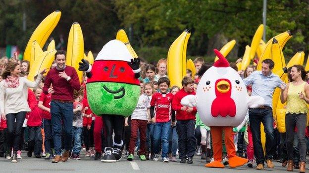 Mae Trystan yn lwcus fod Mistar Urdd wedi maddau iddo fo am ddylyfu gên!