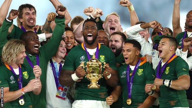 Siya Kolisi prepares to lift the World Cup in 2019