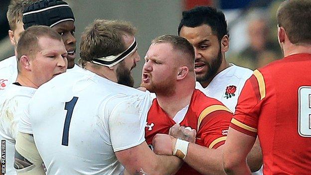 Joe Marler (left, centre)