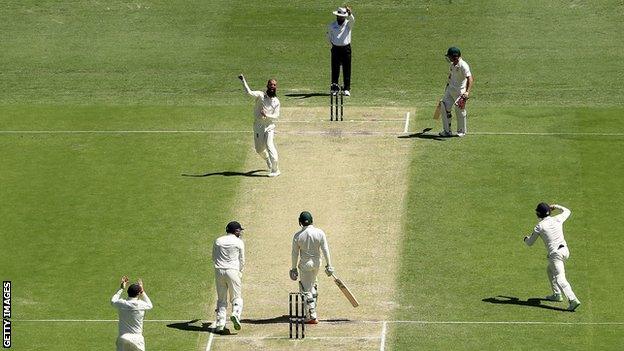 Moeen Ali traps Usman Khawaja lbw second ball in Australia's first innings at the Gabba