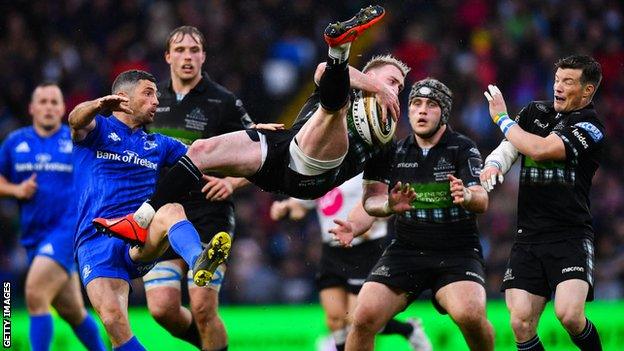 Rob Kearney tackles Stuart Hogg