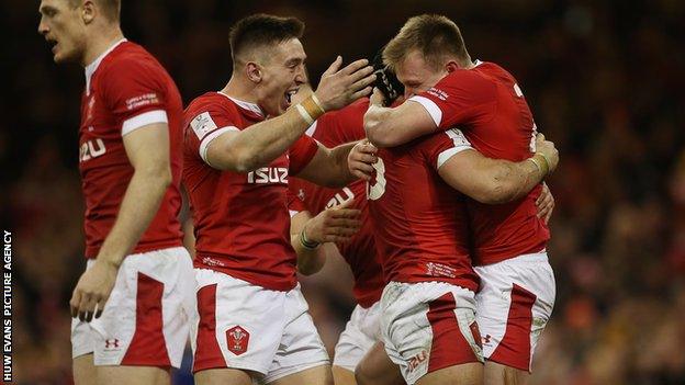 Wales players celebrate a Nick Tompkins try against Italy in February 2020