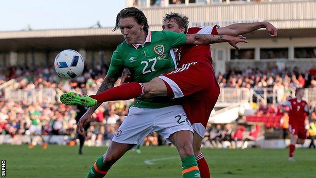 Jeff Hendrick battles for possession with Maksim Valadzko