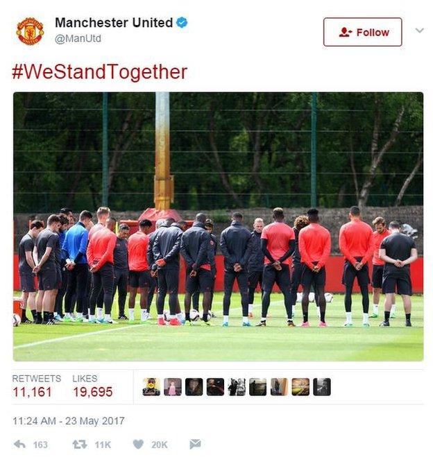 Manchester United players take a minute silence