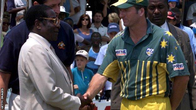 Steve Waugh shakes hands with Robert Mugabe