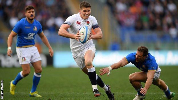 Owen Farrell slices through the Italy defence