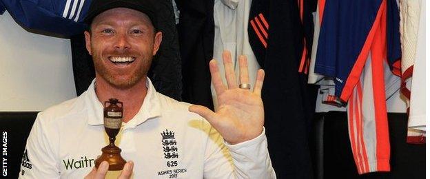 Ian Bell with the Ashes trophy in 2015