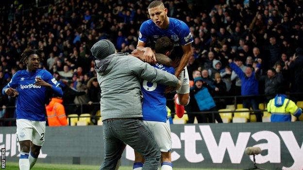 Everton's fans and players celebrated wildly after Walcott's late winner