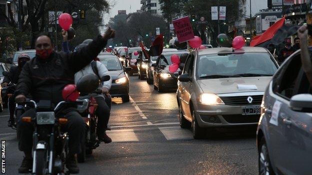 Newell's Old Boys fans demonstrate in Rosario