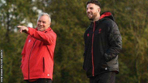 Alex Cuthbert chats to Wayne Pivac at Wales training on Monday