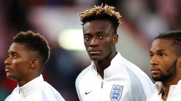 Tammy Abraham (centre)