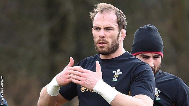 Alun Wyn Jones makes a point during Wales training