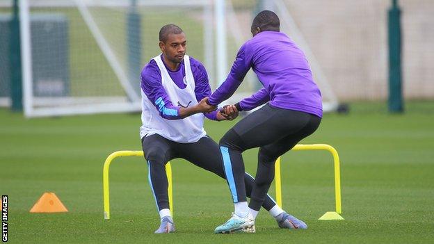 Fernandinho (left) in training