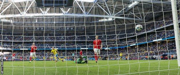 John Guidetti scores for Sweden