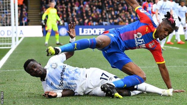 Idrissa Gueye tackles Wilfried Zaha