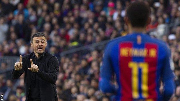 Luis Enrique gives instructions to Neymar