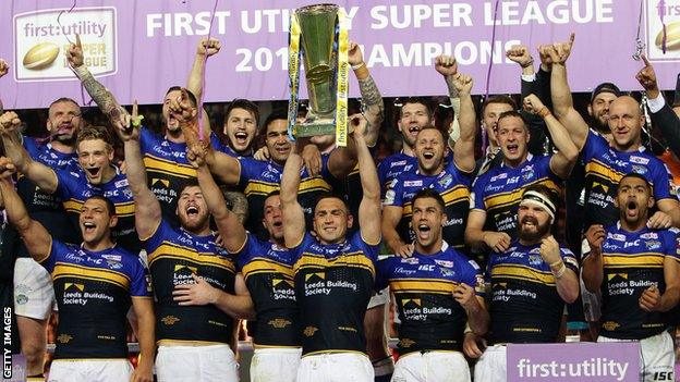 Leeds Rhinos lift the Super League title