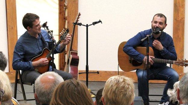 Ryland Teifi a'r cerddor Gwyddelig Evan Grace yn perfformio a sgwrsio yn y Tŷ Gwerin // Ryland Teifi and the Irish musician Evan Grace chat and sing in the folk tent