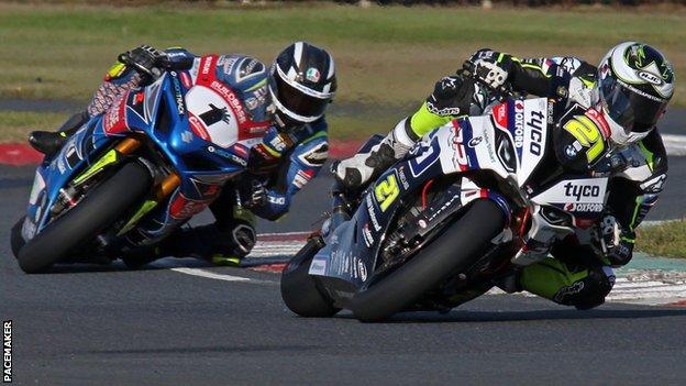 Christian Iddon saw off Richard Cooper in a thrilling Sunflower Trophy race at Bishopscourt in 2019