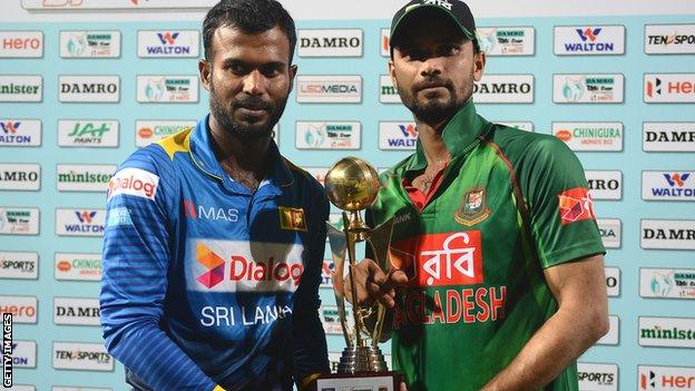 Sri Lanka captain Upul Tharanga and Bangladesh skipper Mashrafe Mortaza with the Twenty20 series trophy