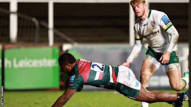 Leicester's Kini Murimurivalu scores a try