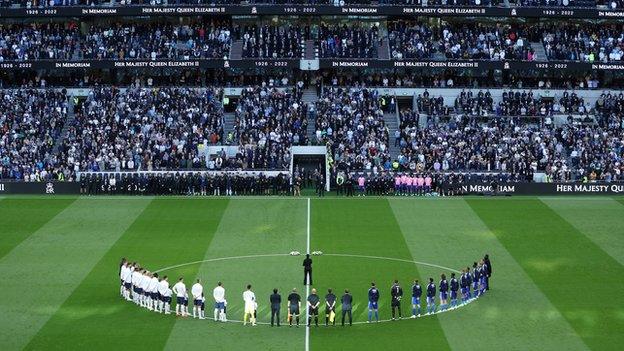 Tottenham and Leicester player pay tribute to Queen Elizabeth before kick-off