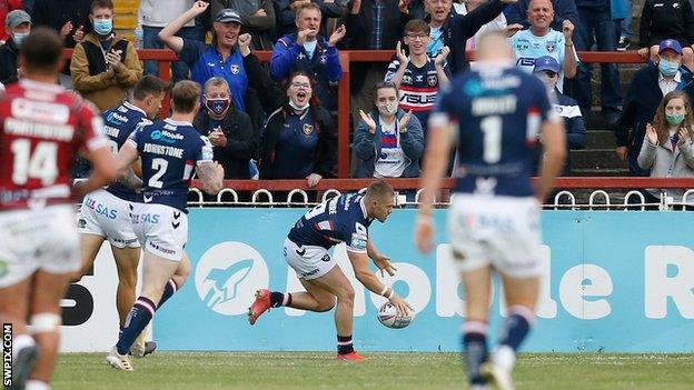 Wakefield fans cheer as Ryan Hampshire