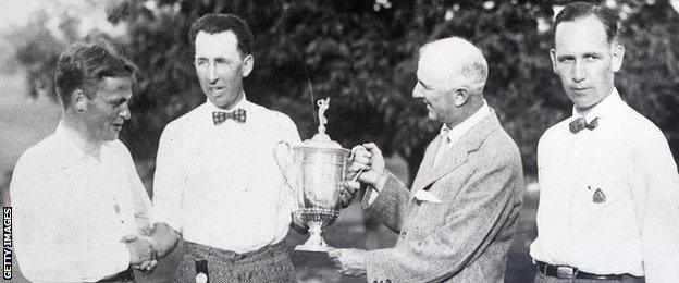 Willie Macfarlane (second from left) receives the 1925 US Open trophy, with a handshake from Bobby Jones