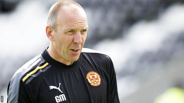 Gordon Marshall coaching with Motherwell