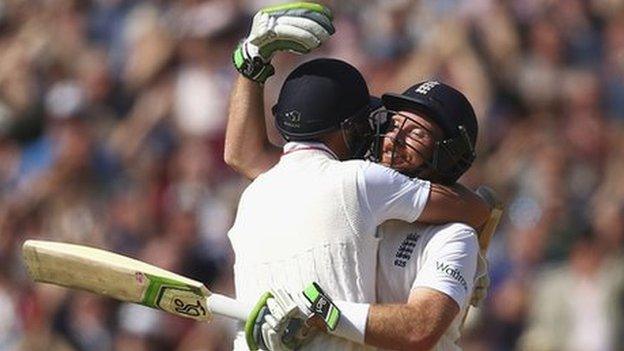 Ian Bell celebrates with Joe Root